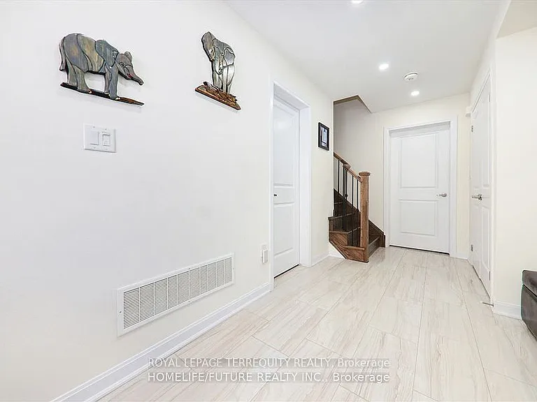 2412 Fall Harvest Cres — Photo 4