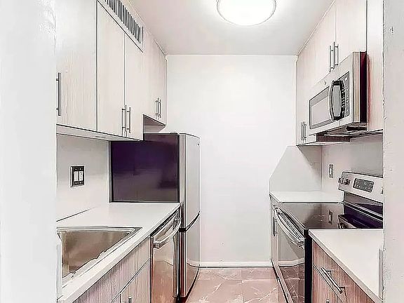 2nd image of 433 W 43rd St APT 4D