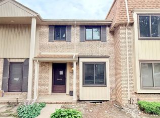 29105 Yorkshire Ln, Warren, MI 48088