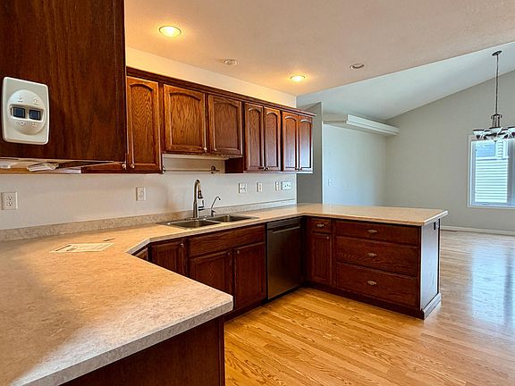 3rd image of 826 N McKay Ave