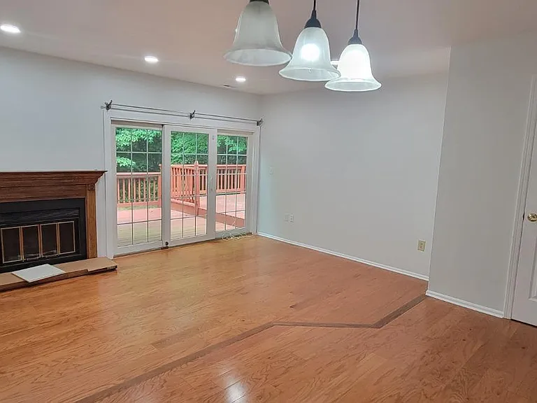 1408 Locust Ct — Photo 6