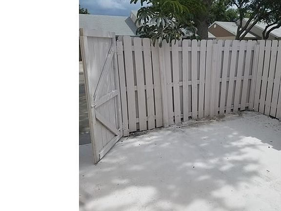 2nd image of 5166 Glencove Ln #5166