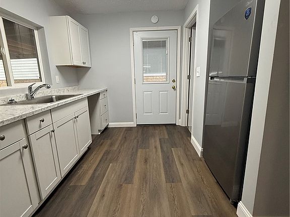 3rd image of 833 Allview Dr