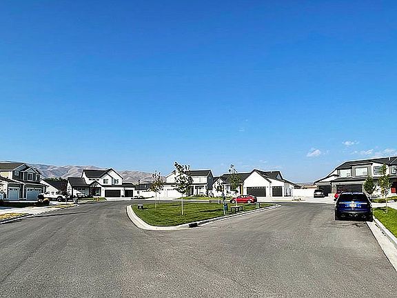 3rd image of 719 S Hobby Horse Ln