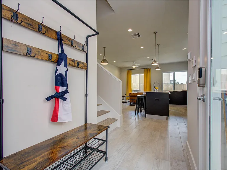 4914 Noble St — Photo 3