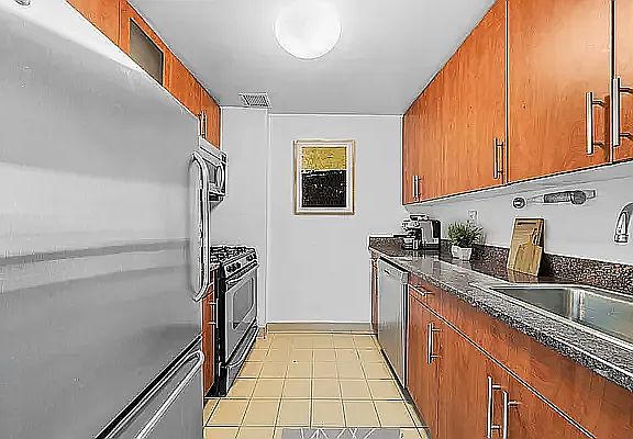 3rd image of 260 W 54th St #35N