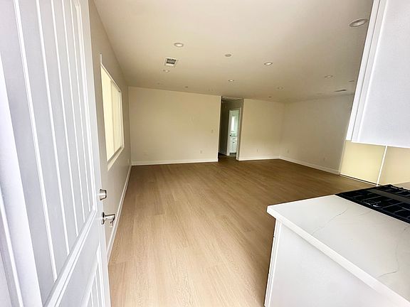 4th image of 410 Irving Ave #C