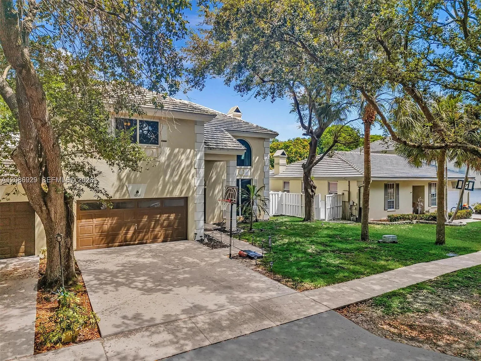Embassy Lakes — Photo 2