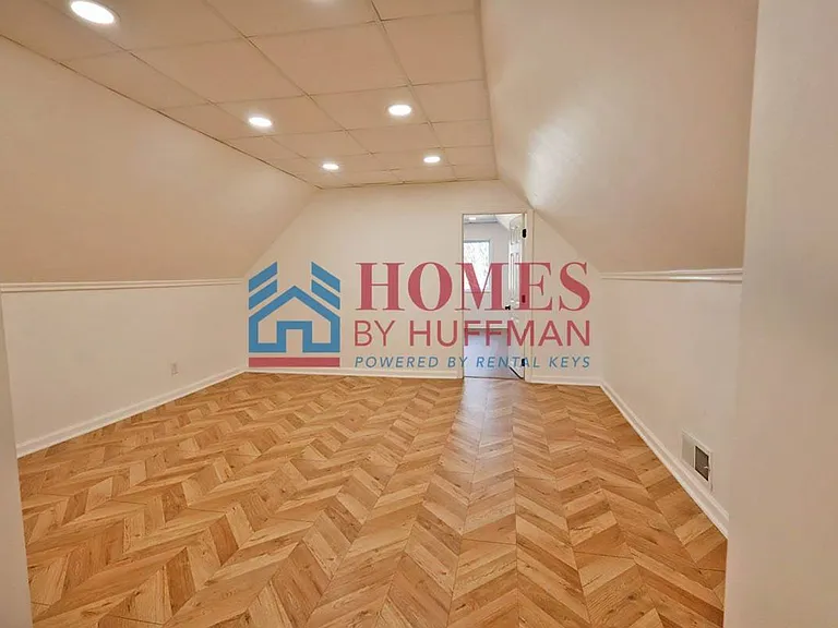 910 Harriet Street — Photo 3