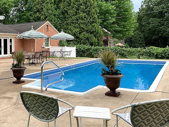 5th image of 247 N Countryside Dr