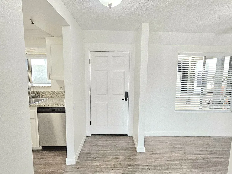 Yorktown Apartments — Photo 3