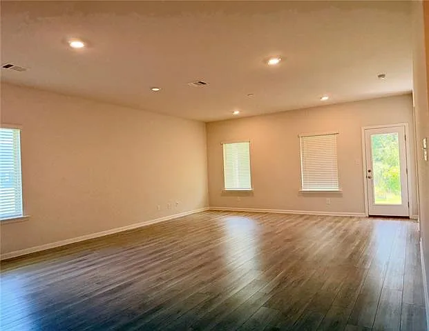 18158 Logan Ct — Photo 4