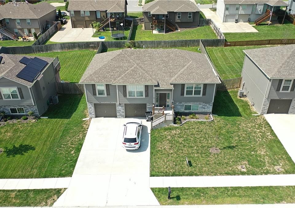 1st image of 212 NE Greystone Blvd