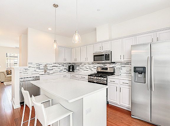 3rd image of 294 Broadmoor Ln