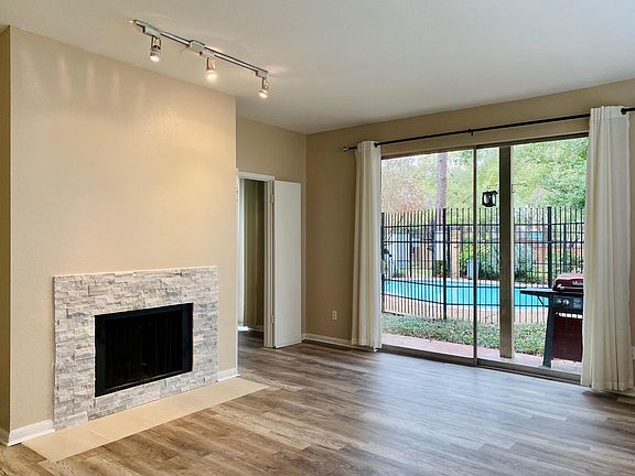 Livingroom with pool view