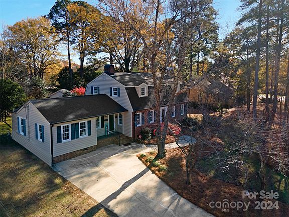 2nd image of 524 Hawthorne Ln