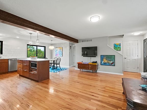 5th image of 3099 W Lincolnway