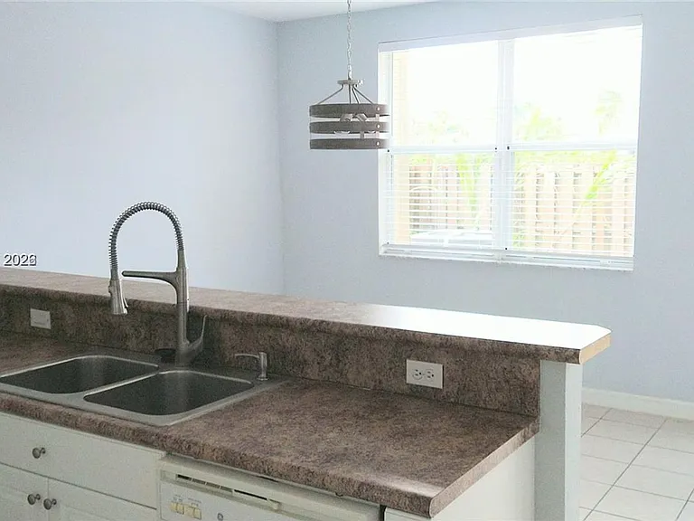 4163 NE 11th St #0 — Photo 2
