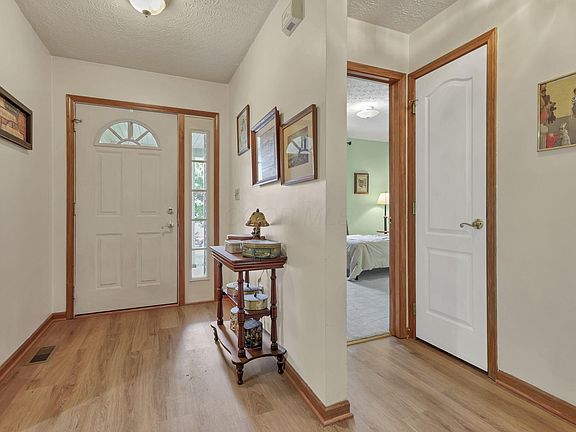 4th image of 471 Danbury Dr