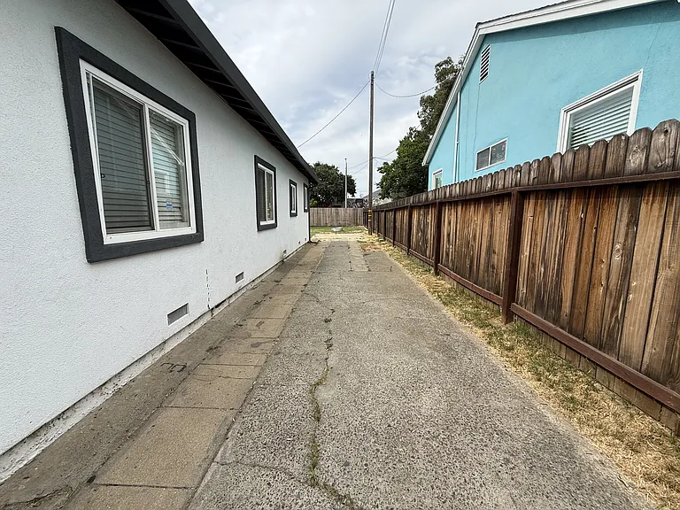 3883 12th Ave — Photo 3
