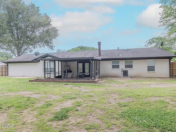 3rd image of 799 Hart Dr