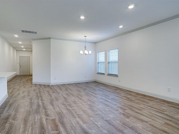 4th image of 331 Oak Creek Dr