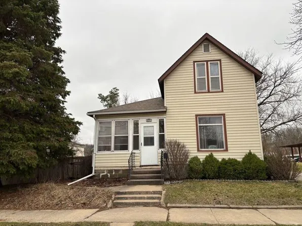 405 Washington St, Decorah, IA 52101
