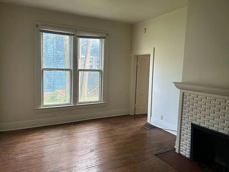 429 W Charles St — Photo 11