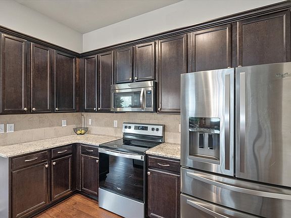 5th image of 2121 Ravenscourt Dr