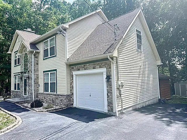 3 bed, 2.5 bath, 1800 sqft, $2,450 — Photo 1