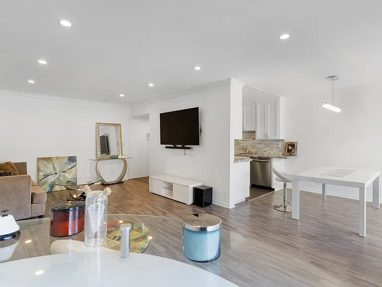 1410 S Bentley Ave #102 — Photo 2