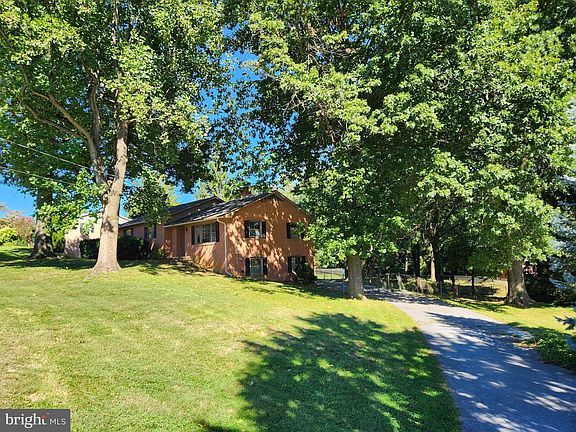 2nd image of 809 Honeysuckle Dr