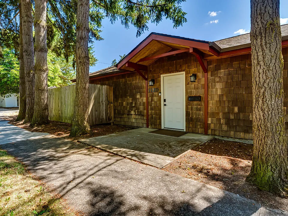 1120 E 24th Ave