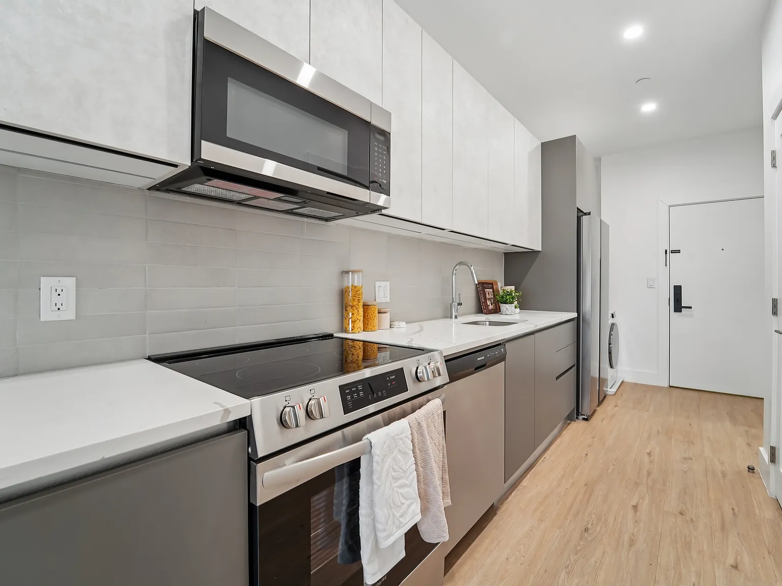 1 bed, 817 sqft, $2,731 — Photo 4