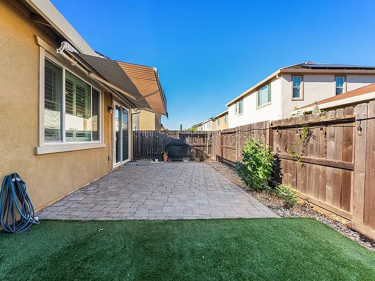 355 Marigold Dr — Photo 2