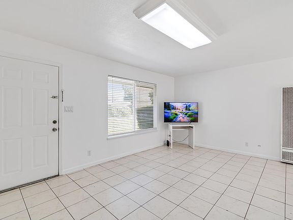4th image of 588 Crabapple Way