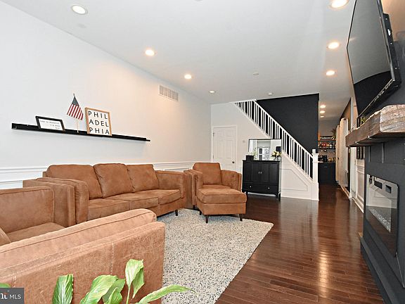 3rd image of 2220 Trenton Ave
