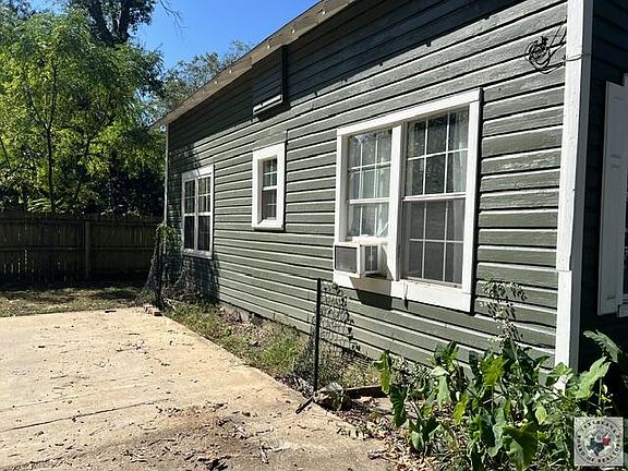 2nd image of 520 E 19th St