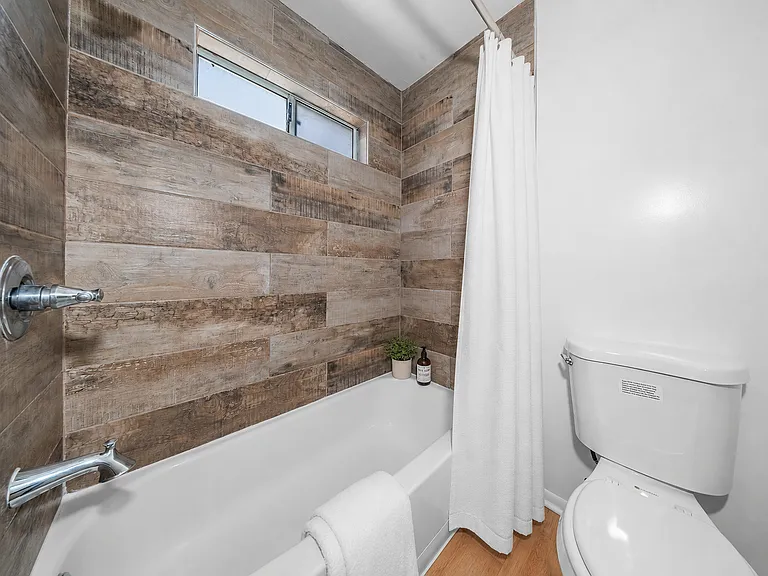 1121 E. 3rd St. — Photo 10