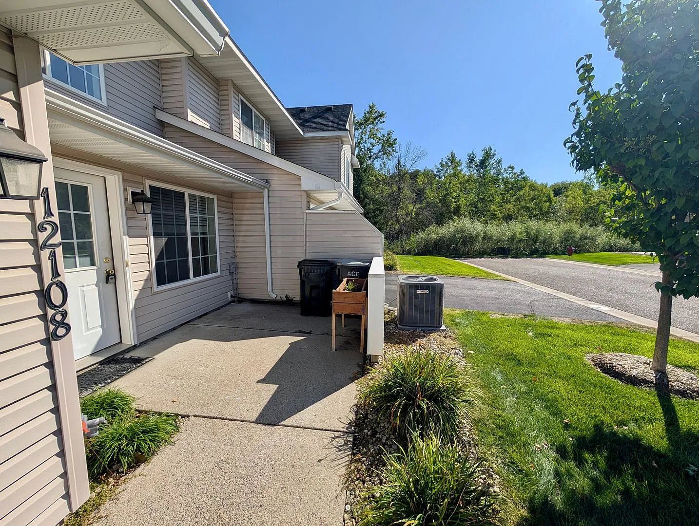 3BR, 2BA, Champlin Townhome for Move in NOW — Photo 2