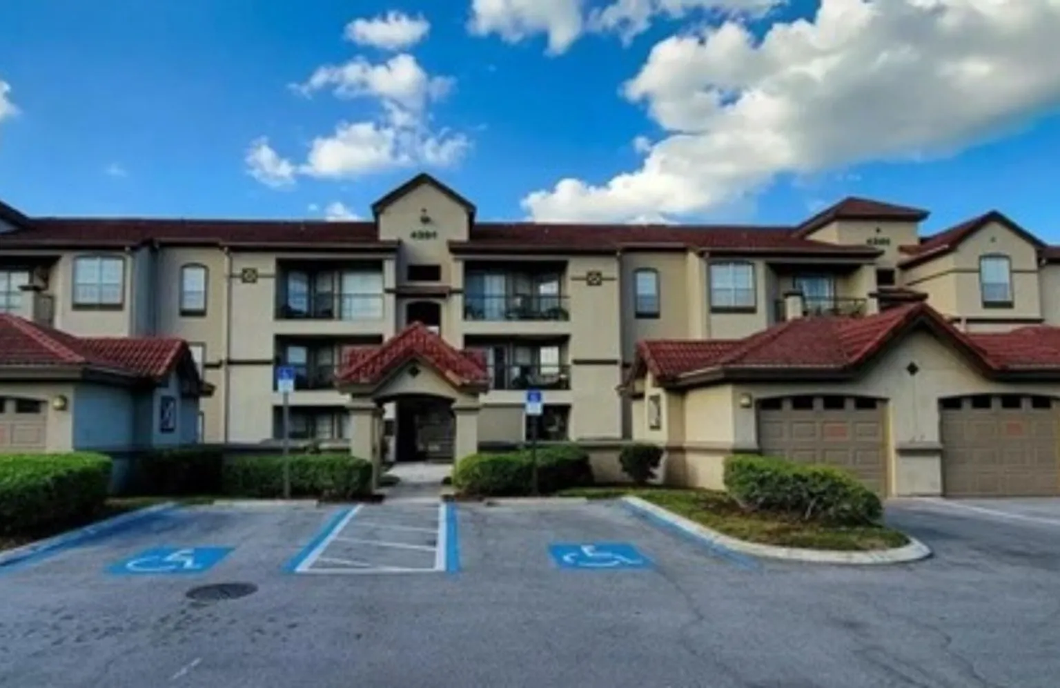 Charming Condo in desirable Calusa Trace! — Photo 1