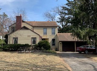 909 Golf Ln, Wheaton, IL 60189