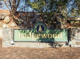 2 Ledgewood Way APT 1A, Peabody, MA 01960