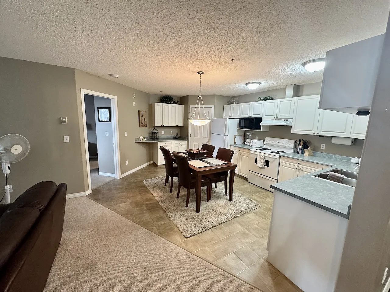 Fort Saskatchewan 2 Bed 2 Bath Furnished Condo Everything Included! — Photo 2