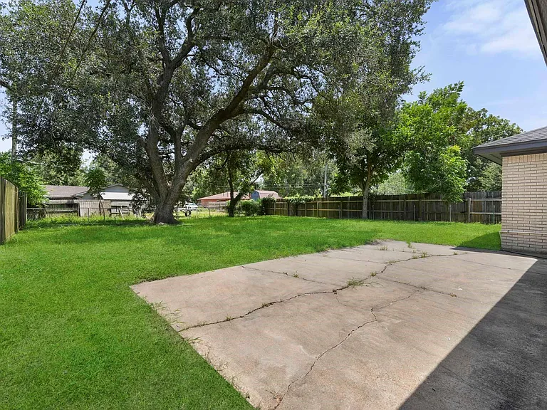 913 Meadowlane St — Photo 25