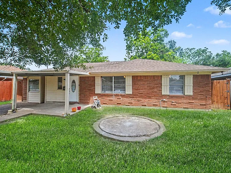 2121 Hickory Ln — Photo 2