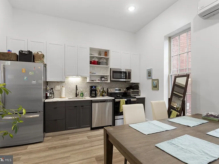 212 Catharine St #1 — Photo 3