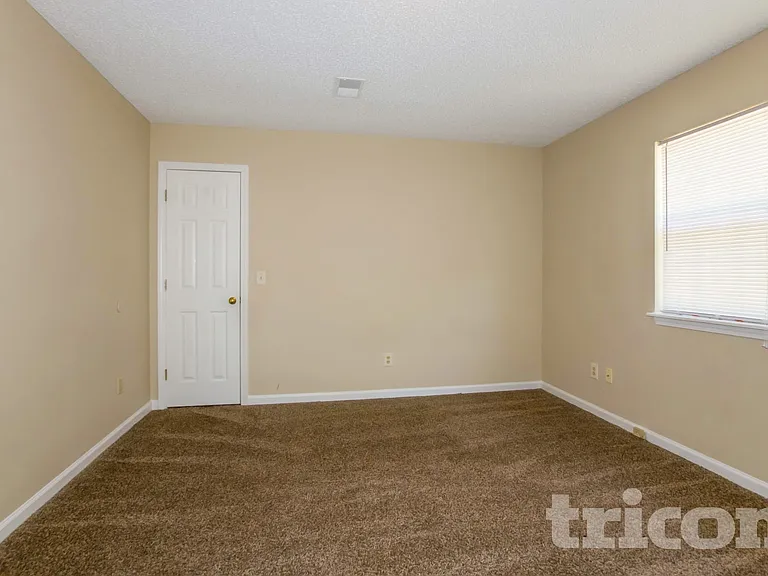 207 Salusbury Ln — Photo 6