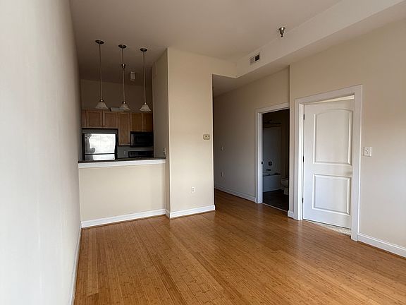2nd image of 1414 W Marshall St APT 304