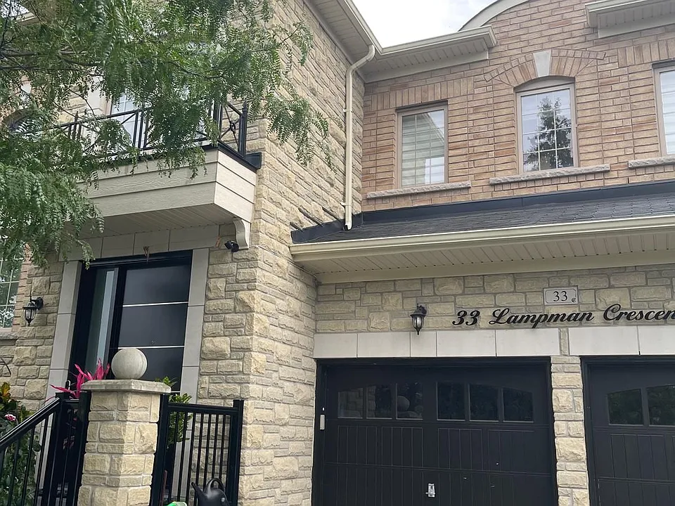 33 Lampman Cres
